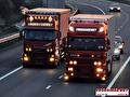 Vrachtwagen van Vroegindewey in de avond