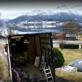 Last som lastes eller sikres i en trailer fra Vroegindewey